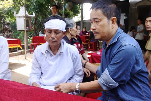 Nhà báo Nguyễn Thế Thịnh, Trưởng văn phòng báo Thanh Niên tại miền Trung, thăm hỏi động viên ông Đặng Văn Dũng, cha của Hương. ẢNH: NGUYỄN PHÚC