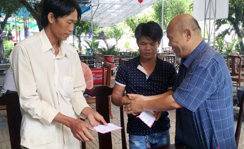 Ông Nguyễn Huỳnh Đình (bìa phải) khen thưởng đột xuất cho hai anh Đạt, Đang 